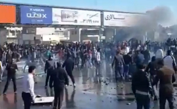 قتيل خلال تظاهرات على زيادة أسعار الوقود في إيران
